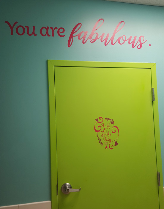 La calcomanía para pared en el Centre for Girls dice You are fabulous (Eres fabulosa)