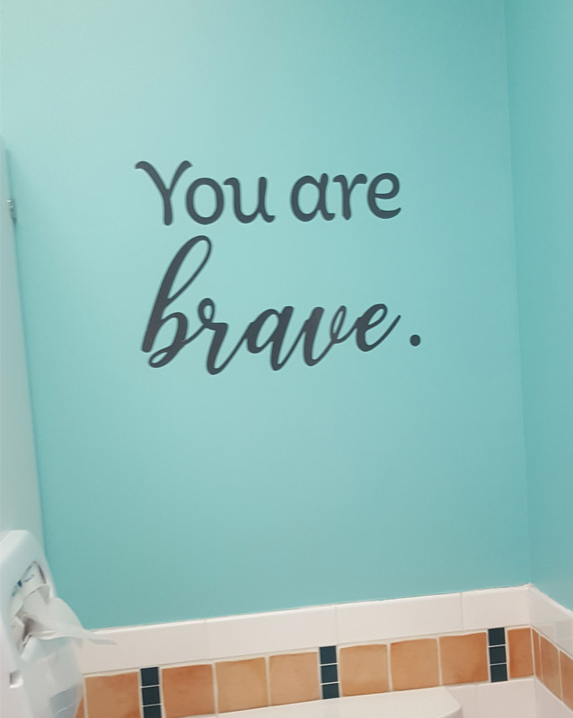 La calcomanía para pared en el Centre for Girls dice You are brave (Eres valiente)