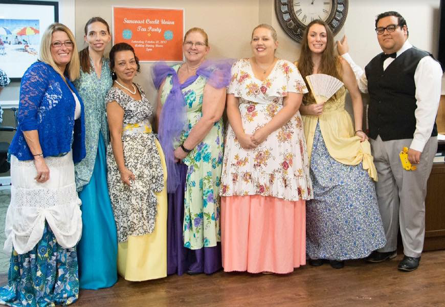 El personal de Suncoast Credit Union se vistió con ropas victorianas mientras hacía trabajo voluntario en el té para el hogar de ancianos Royal Palms.