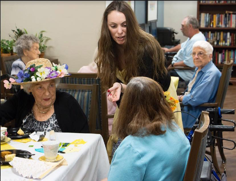 El personal de Suncoast Credit Union agasaja a los residentes del hogar de ancianos Royal Palms