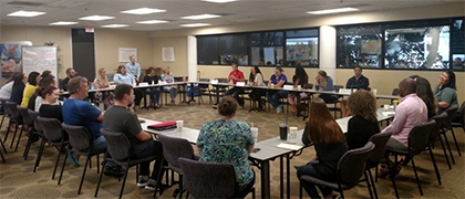 Los empleados de Suncoast participan de un debate en mesa redonda sobre liderazgo